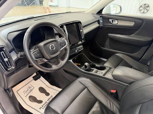 Used 2023 Volvo XC40 B5 Core AWD/4WD image 8
