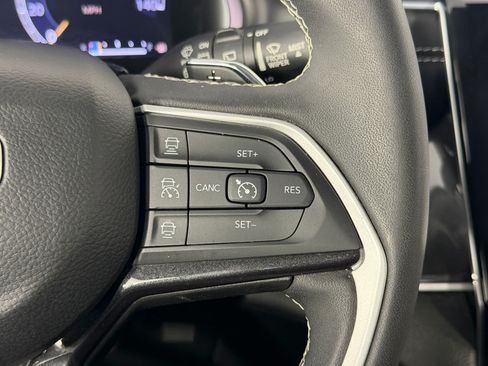 Used 2023 Jeep Grand Cherokee Laredo AWD/4WD image 26