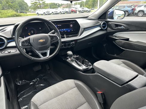 Certified 2024 Chevrolet Trax LT w/ LT Convenience Package FWD image 7