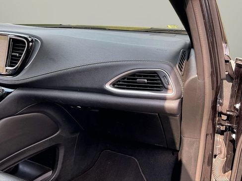 Used 2025 Chrysler Pacifica Limited FWD image 21