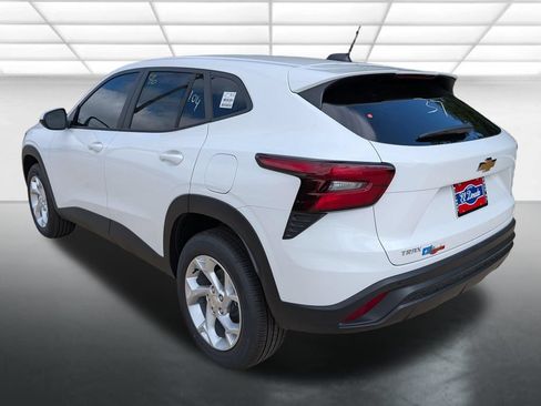 New 2026 Chevrolet Trax LS w/ LS Convenience Package FWD image 2