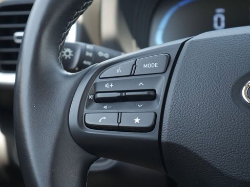 Used 2025 Hyundai Venue SEL FWD image 8