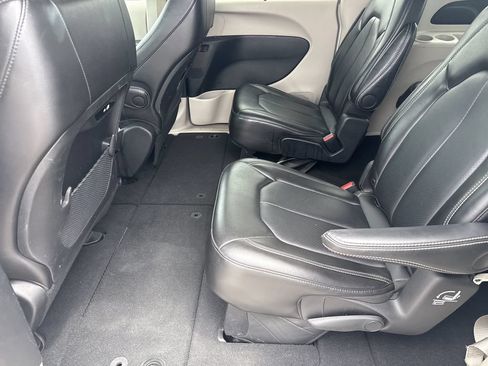 Used 2024 Chrysler Pacifica Touring-L FWD image 24