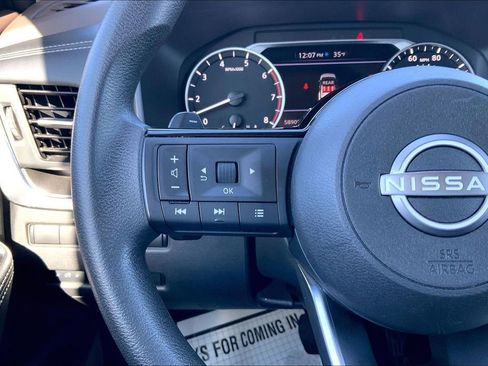 Used 2023 Nissan Rogue SV image 12