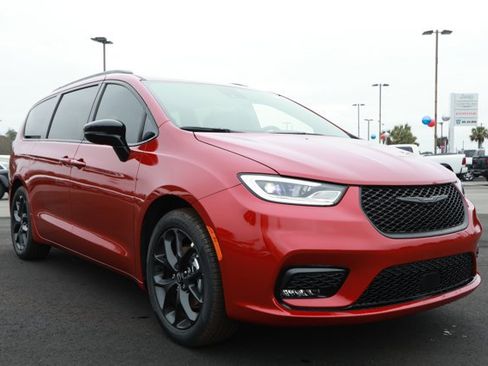 New 2026 Chrysler Pacifica Select w/ S Appearance Package image 3