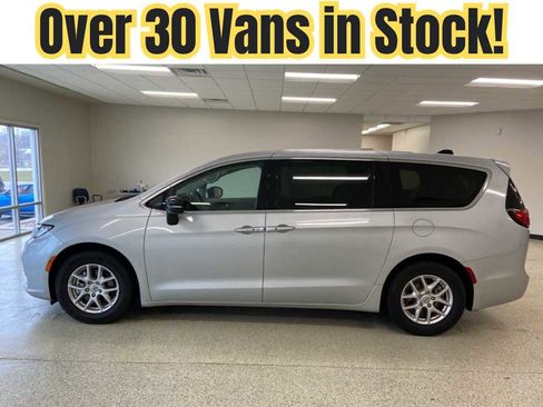 Used 2024 Chrysler Pacifica Touring-L FWD image 1