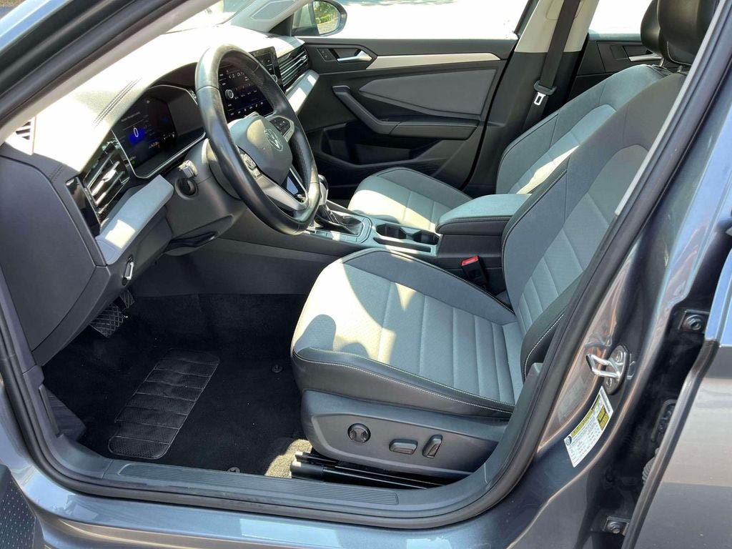 Used 2025 Volkswagen Jetta SE FWD image 25