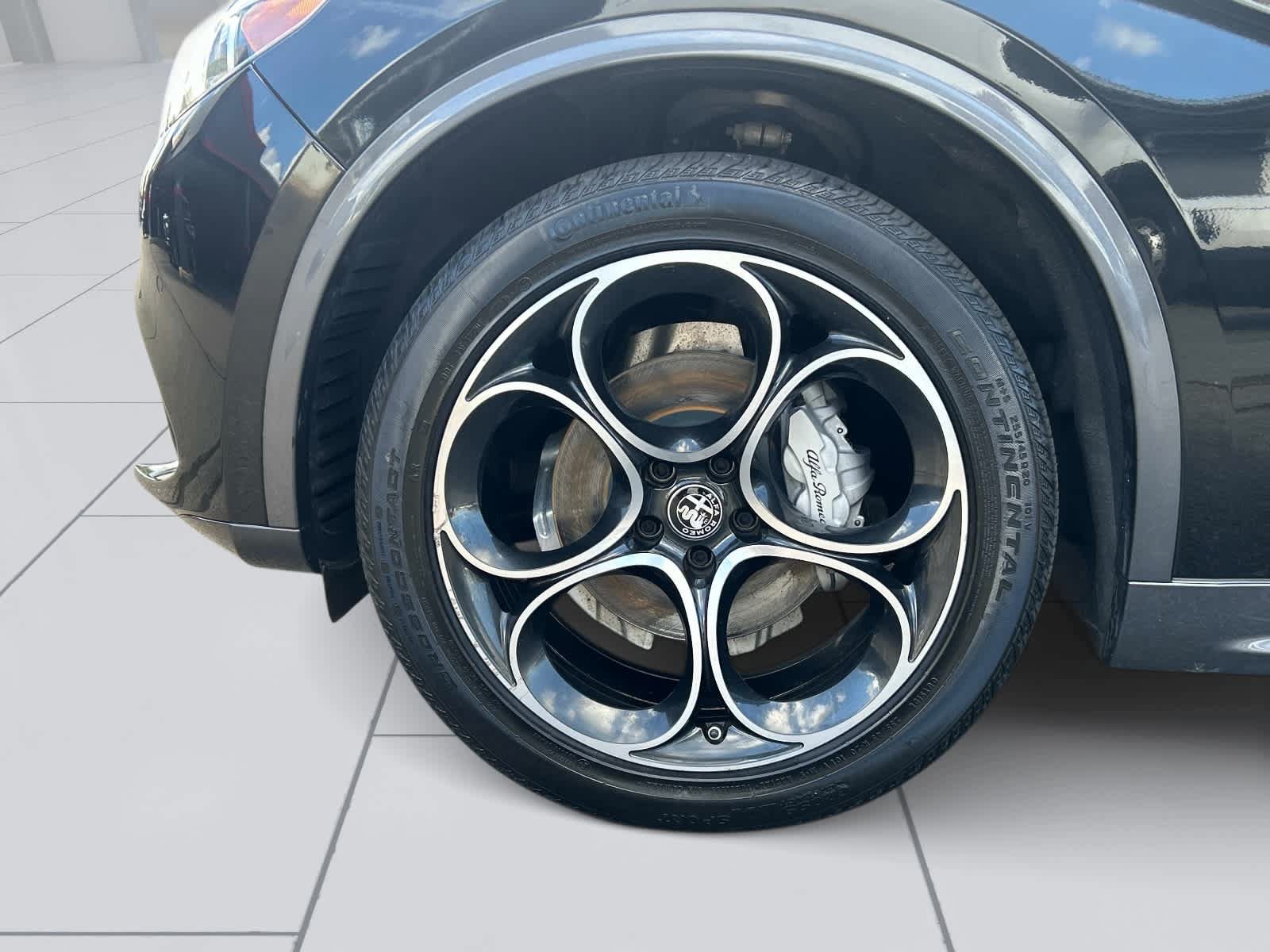 Used 2023 Alfa Romeo Stelvio Ti AWD/4WD image 9