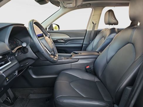 Used 2024 Toyota Grand Highlander AWD image 16