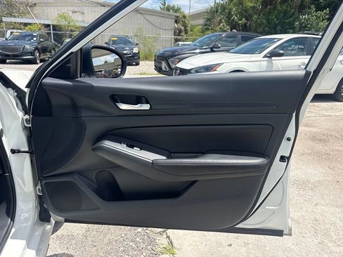 Used 2025 Nissan Altima 2.5 SV FWD image 17