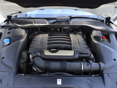 Used 2018 Porsche Cayenne Platinum Edition image 61