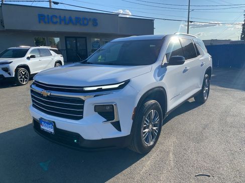 Used 2025 Chevrolet Traverse LT image 9