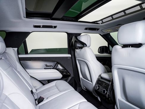 Used 2024 Land Rover Range Rover Sport SE image 16