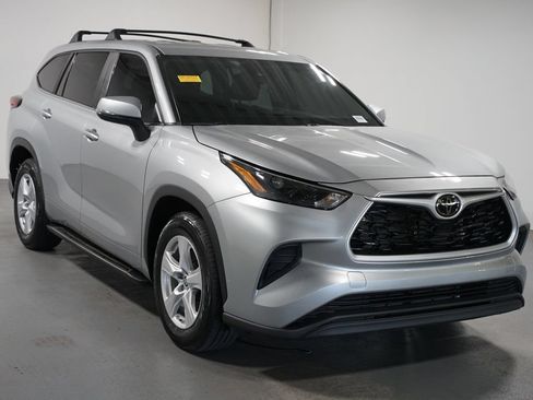 Used 2023 Toyota Highlander L FWD image 3
