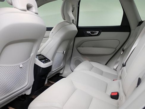 Certified 2023 Volvo XC60 B5 Ultimate w/ Climate Package image 11