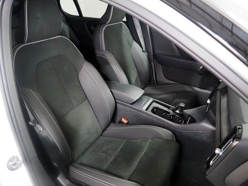 Used 2022 Volvo C40 P8 Recharge Ultimate image 2