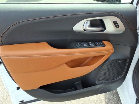 New 2026 Chrysler Pacifica Pinnacle AWD/4WD image 9