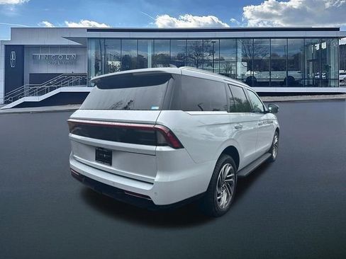 New 2026 Lincoln Navigator Premiere AWD/4WD image 8