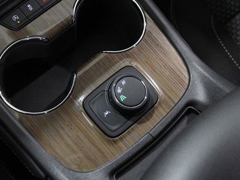 Used 2023 GMC Acadia SLE image 16