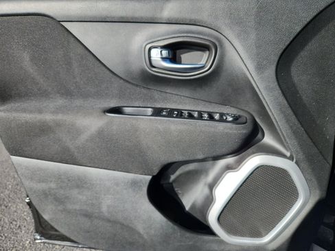 Used 2020 Jeep Renegade Latitude w/ Popular Equipment Group image 13