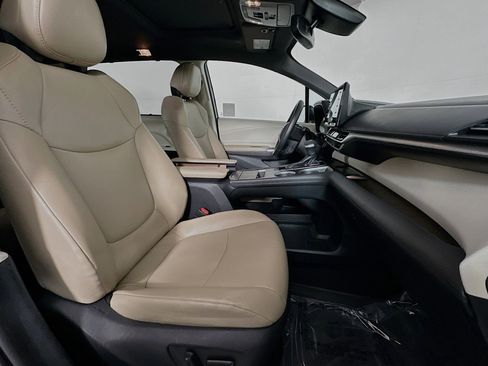 Used 2021 Toyota Sienna XLE w/ XLE Plus Package image 8