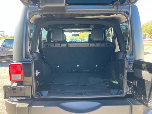 Used 2015 Jeep Wrangler Unlimited Rubicon w/ Connectivity Group image 34