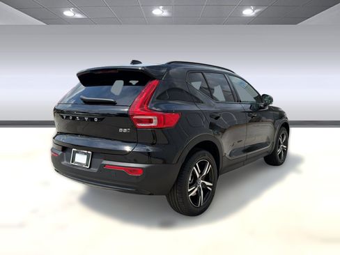 New 2026 Volvo XC40 B5 Core w/ Climate Package AWD/4WD image 9