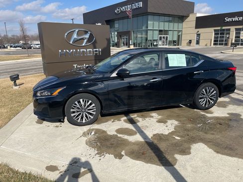 Used 2024 Nissan Altima 2.5 SV image 2