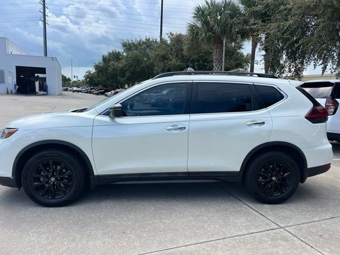 Used 2018 Nissan Rogue SV FWD image 2
