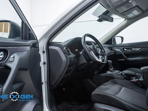 Used 2020 Nissan Rogue SV image 10