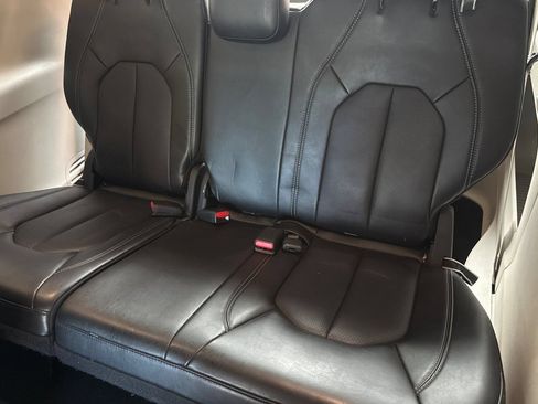 Used 2024 Chrysler Pacifica Touring-L FWD image 15