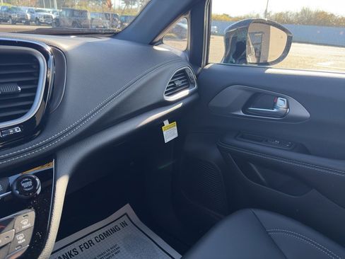 New 2026 Chrysler Pacifica Select image 10