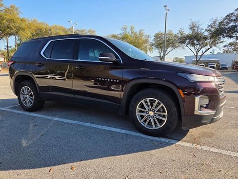 Used 2023 Chevrolet Traverse LT image 3