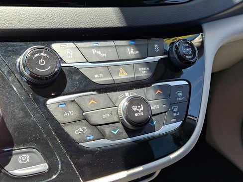Used 2024 Chrysler Pacifica Touring-L FWD image 16