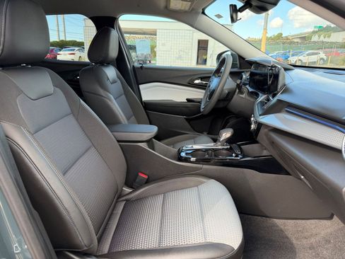 Used 2025 Chevrolet Trax LT image 34