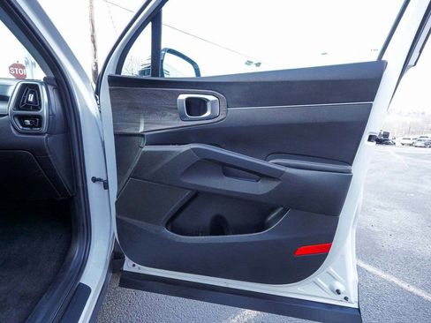 Used 2022 Kia Sorento S image 12