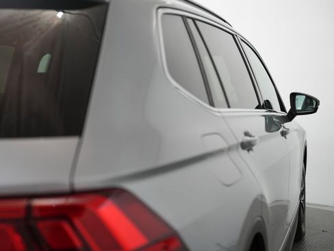 Used 2020 Volkswagen Tiguan SE image 59