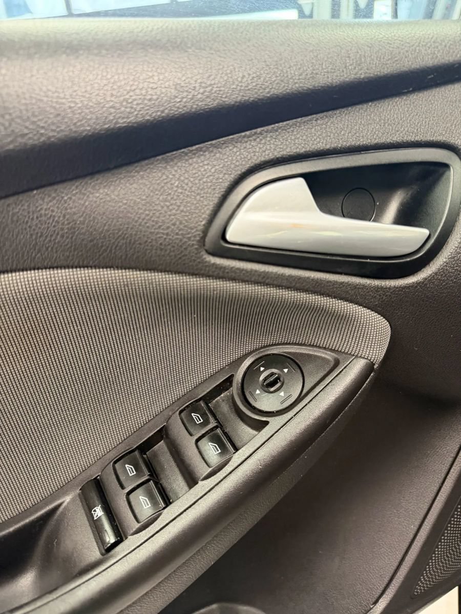 Used 2014 Ford Focus SE w/ SE Winter Package FWD image 15