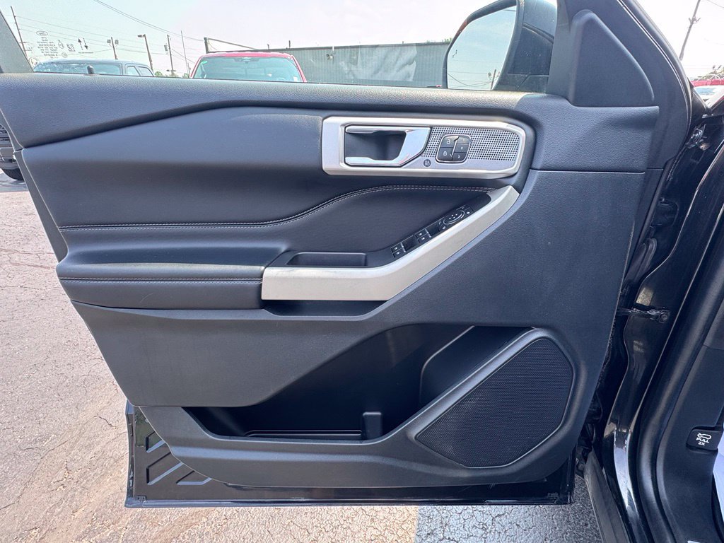 Used 2022 Ford Explorer Limited w/ Equipment Group 301A AWD/4WD image 22