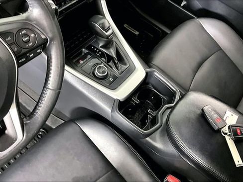 Used 2022 Toyota RAV4 XLE Premium image 17
