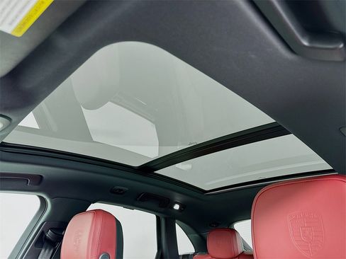 Used 2025 Porsche Macan image 24