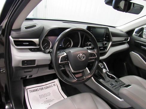 Used 2022 Toyota Highlander XLE AWD/4WD image 26