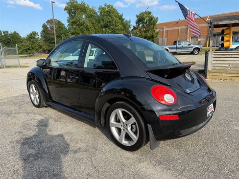 Used 2009 Volkswagen Beetle Coupe FWD image 3