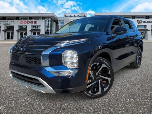 Used 2024 Mitsubishi Outlander SE image 1