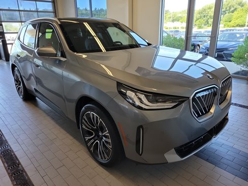 Used 2025 BMW X3 xDrive30i AWD/4WD image 3
