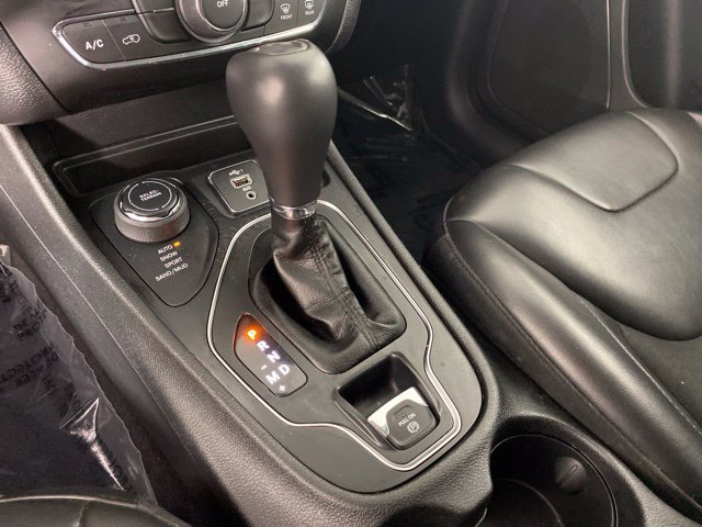 Used 2019 Jeep Cherokee Latitude Plus w/ Cold Weather Group AWD/4WD image 30
