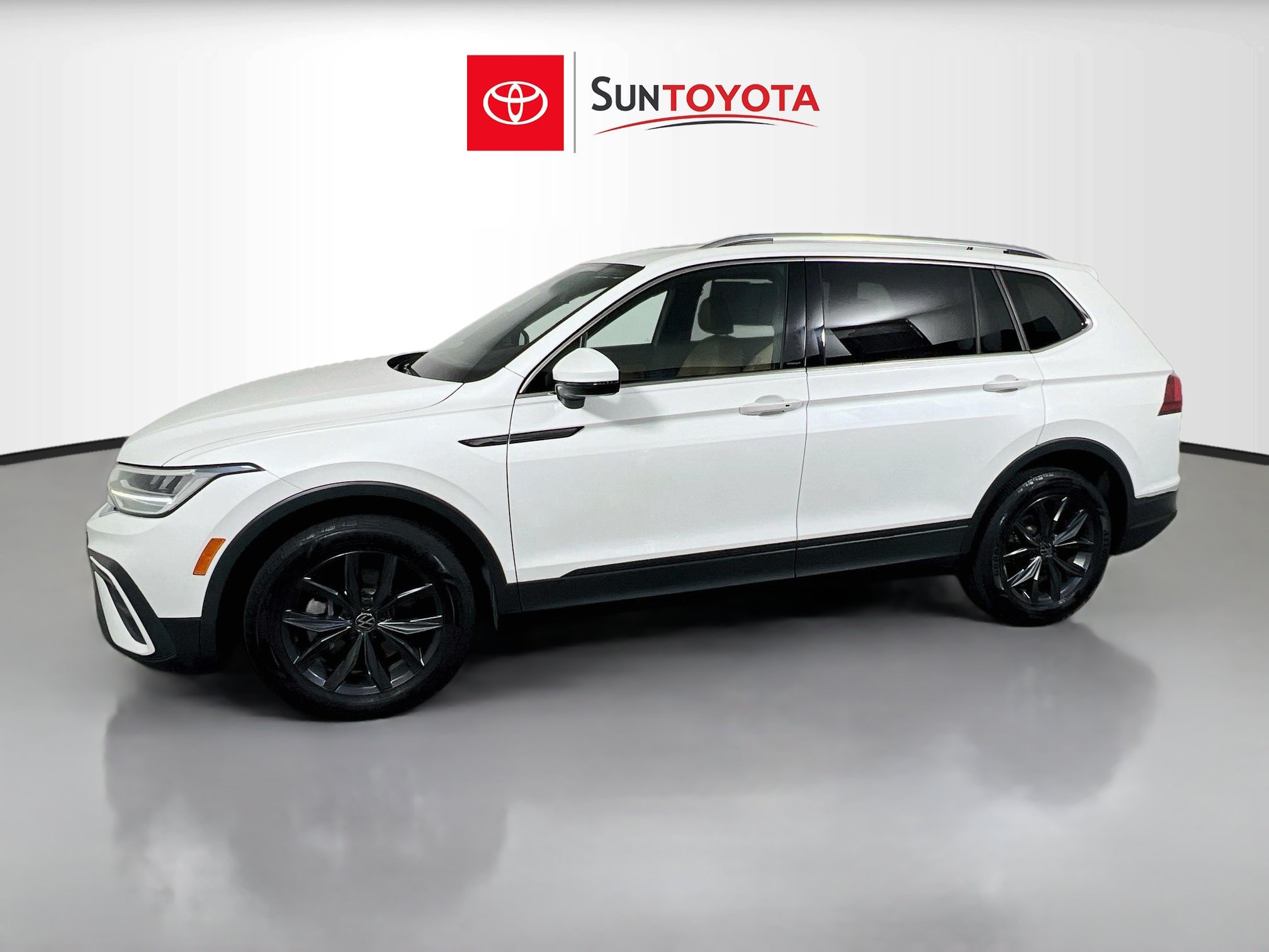 Used 2023 Volkswagen Tiguan SE w/ Panoramic Sunroof Package FWD image 9