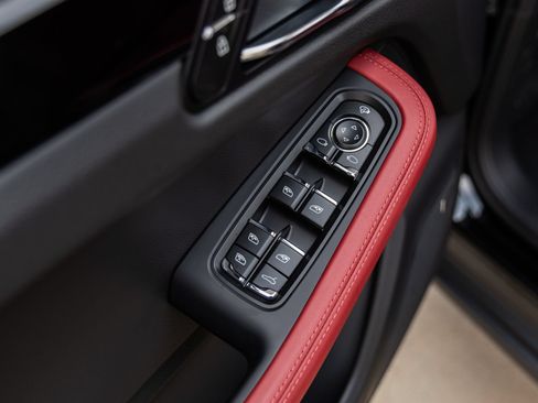 Certified 2025 Porsche Macan AWD/4WD image 21