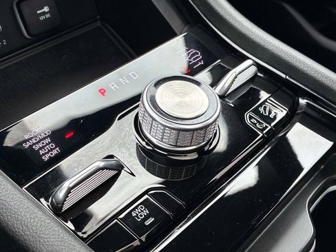 Used 2023 Jeep Grand Cherokee Overland w/ Luxury Tech Group IV AWD/4WD image 34