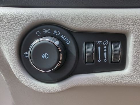 Used 2023 Chrysler Pacifica Limited FWD image 39